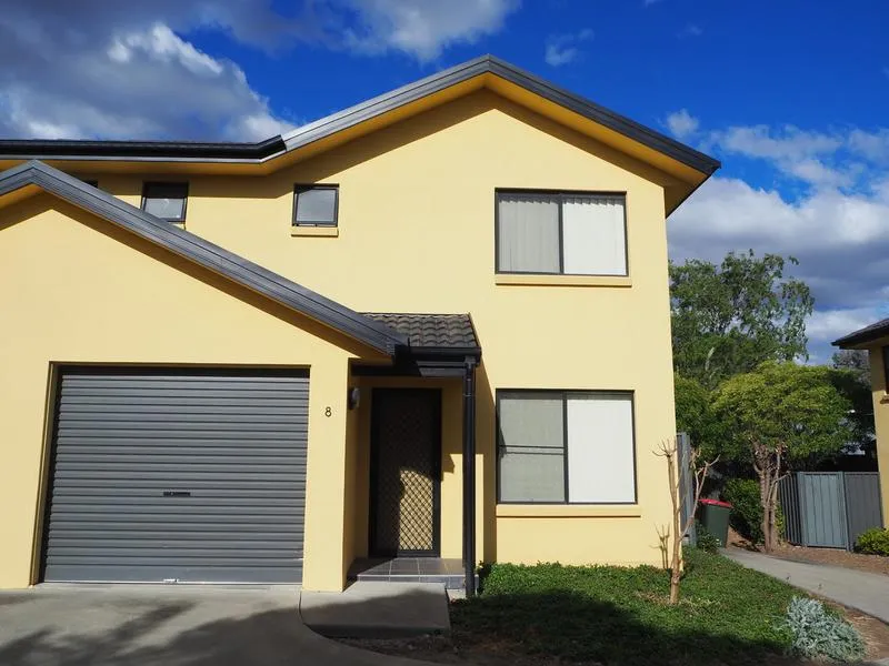 NORTH TAMWORTH - Spacious Townhouse in Convenient Location