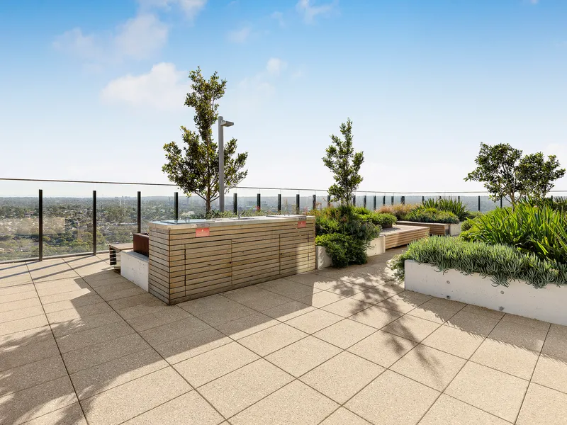 Executive Style Apartment with Additional Study & Sweeping Views