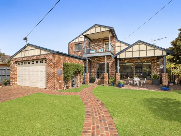 Grand-Scale Family Living in Prestige Bayside Position !