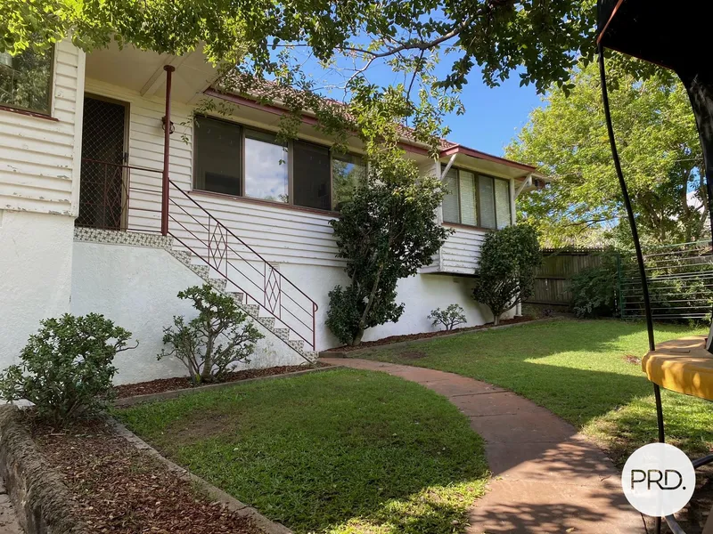 FAMILY HOME IN IDEAL CLAYFIELD POSITION!  B/L