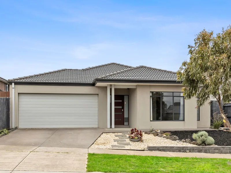 Spacious Family Home - Walk to the Train Station!