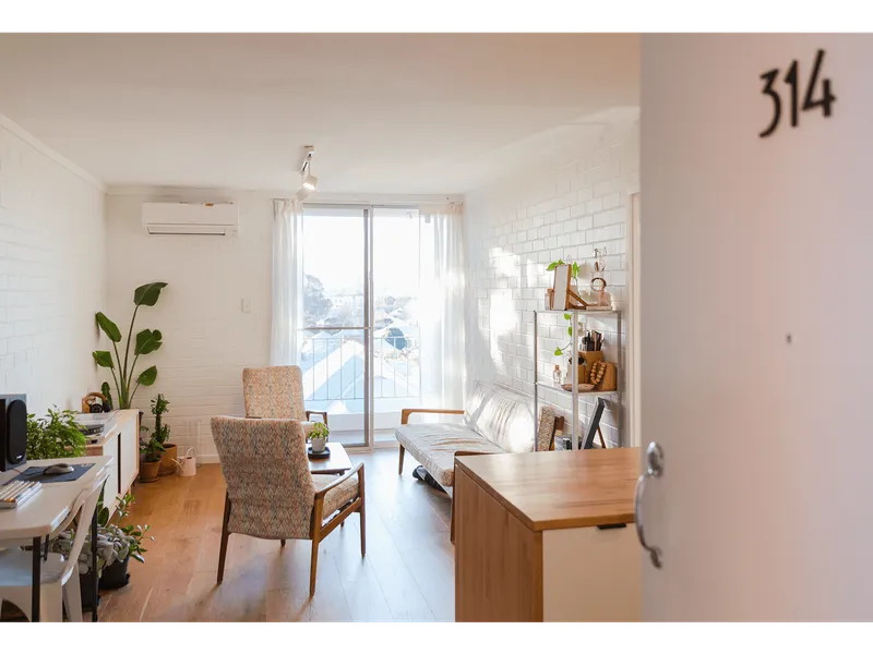 Architecturally Designed Apartment with Breathtaking Views!