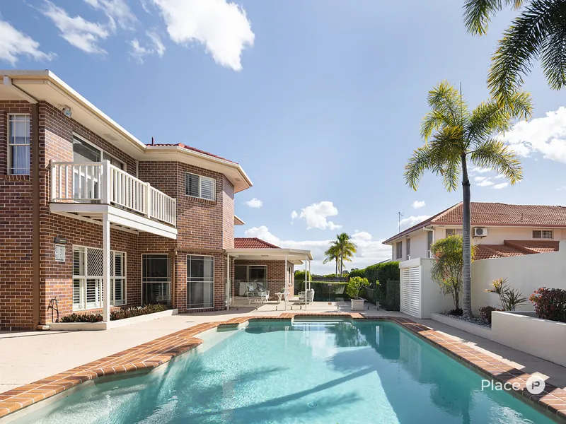 Immaculate Entertainer - Superb Family Home in Carindale