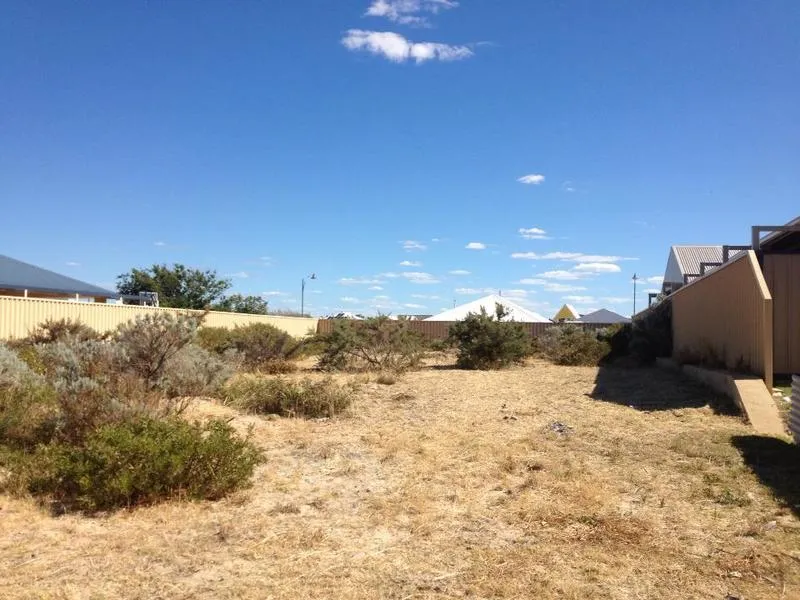 Quiet Location Opposite Park and Close to Beach