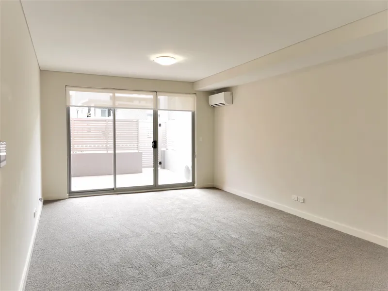 Good Sized 2 bedrooms apartment! Almost brand new condition!