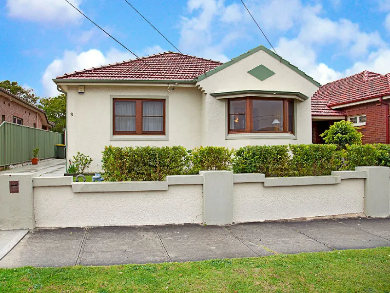 RENOVATED HOME, CLOSE TO WATERFRONT PARKS