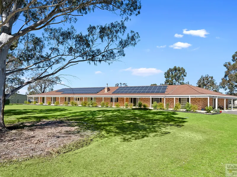 Horse Paradise – 5 Flat Acres- Suit Extended Family!