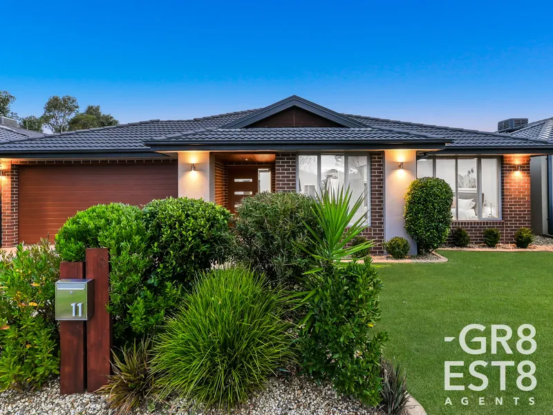 Stylish and Spacious Family Home with Stunning Kitchen in Casiana Grove!