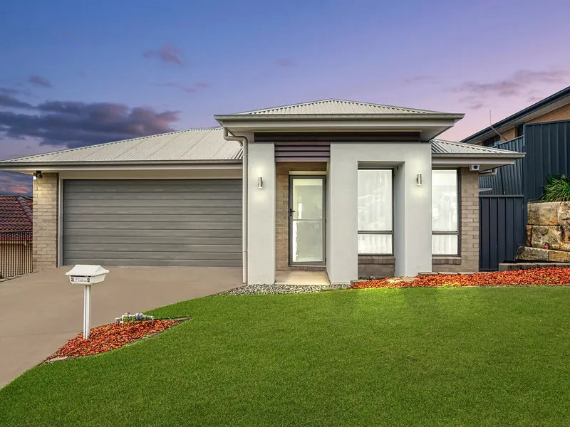 Low maintenance living within close proximity to M1