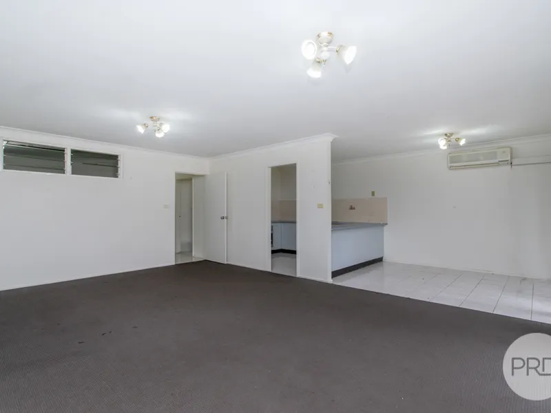 Spacious 3 bedroom apartment walking distance to shops, station & University.
