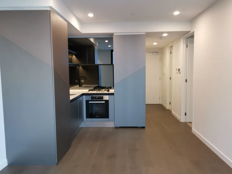 Enjoy Panoramic bay views in a prime CBD location in front of Southern Cross station- 1 Bedroom 1 bathroom 1 study with fridge & wash machine