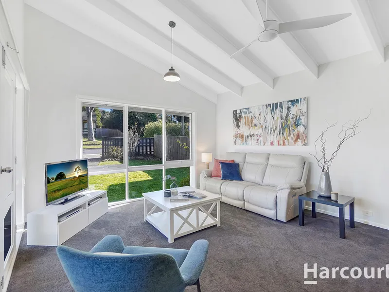 Stylish Sandstone in the Dual School Zone