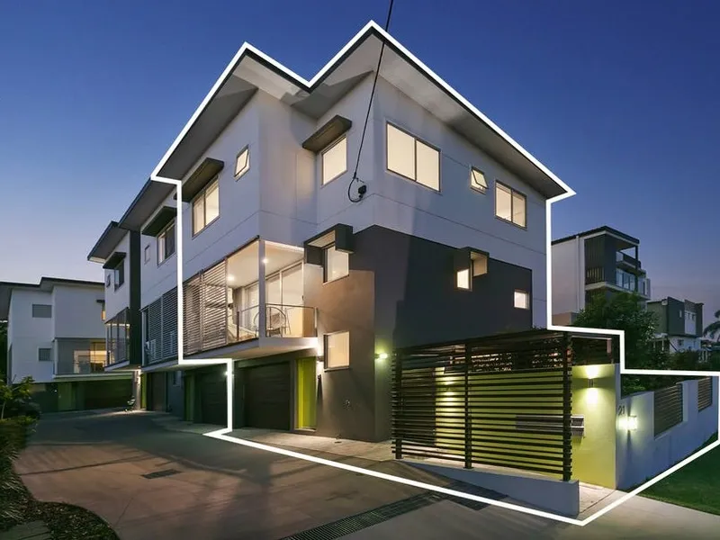 Modern Townhouse, Fantastic Outdoor Space - Don't Miss Out!