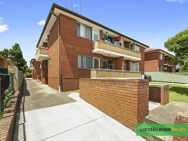 Well appointed 2 bedroom unit with bonus study!