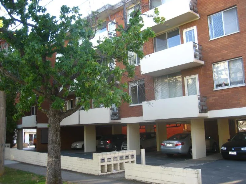 Walking distance to cafes and Armadale shops