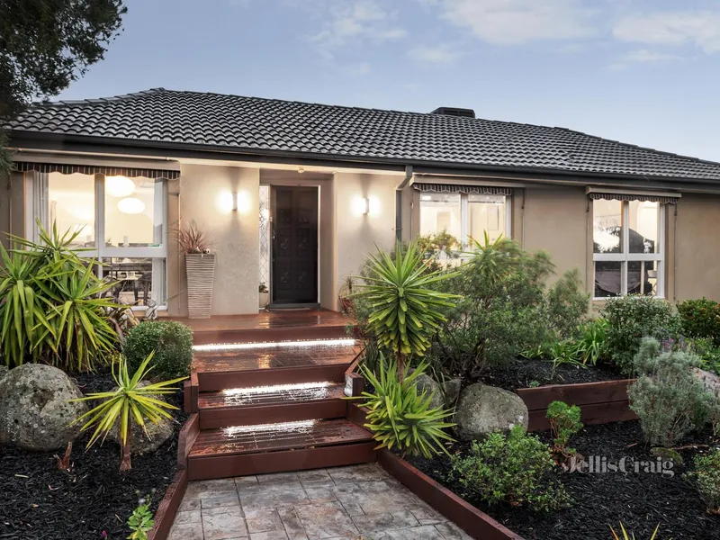 Quiet court location, close to parks, schools, transport and shops