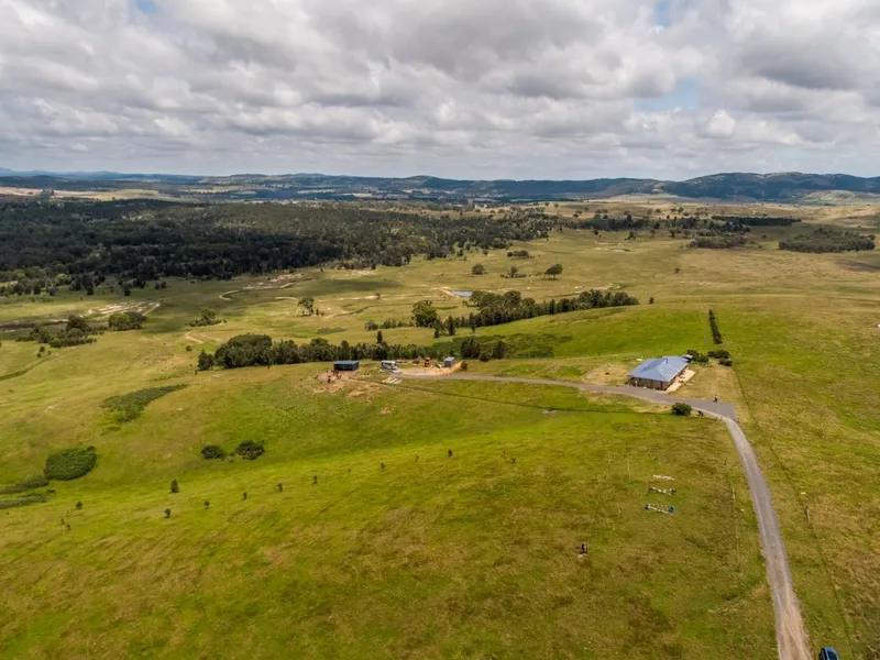 102 Acres Stunning 360 Degree Dividing Range Mountain & Lake Bathurst Water Views.As New 5 Bedroom Home On The Top Of It All.Just Amazing!! 