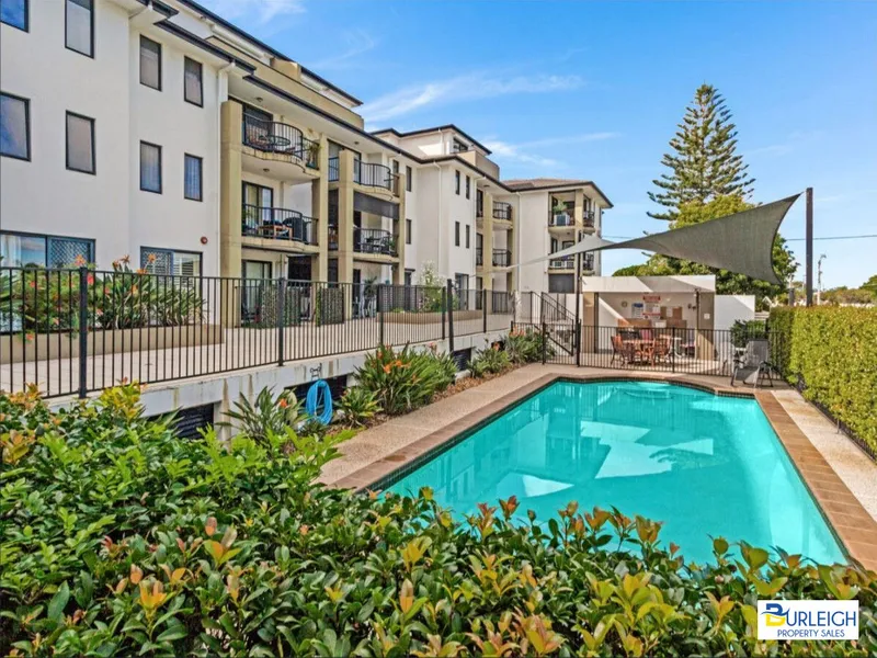 COASTAL ELEGANCE - WALK TO THE BEACH!