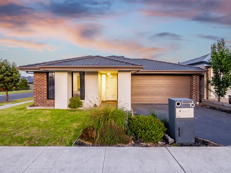 **GRAND OPENING THIS WEEKEND** FAMILY-FRIENDLY MODERN LIVING SET ON NATURE'S DOORSTEP - PACES TO EXPANSIVE PARKLAND!