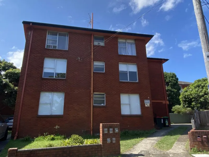LIGHT-FILLED AND FRESHLY PAINTED 2 BEDROOM UNIT