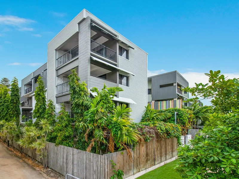 CONTEMPORARY GROUND FLOOR APARTMENT - CAREFREE BEACHSIDE LIVING