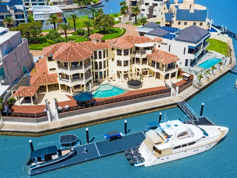 NORTH WEST FACING TO THE BROADWATER - IMPRESSIVE 1,470m2* ESTATE WITH 52m* WATERFRONTAGE