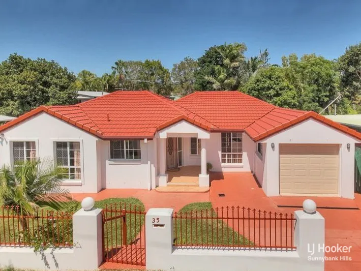 BEAUTIFUL FAMILY HOME IN ROBERTSON SCHOOL CATCHMENT