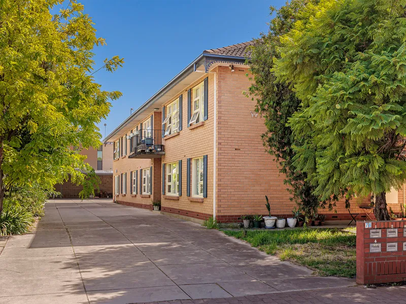 Contemporary Unit in Convenient Location