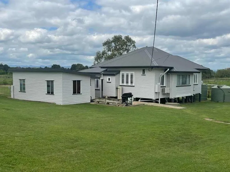 Countryside Retreat: Tranquil 3-Bed, 1-Bath Home on 3.78 Hectares with Equestrian Facilities in Glenore Grove