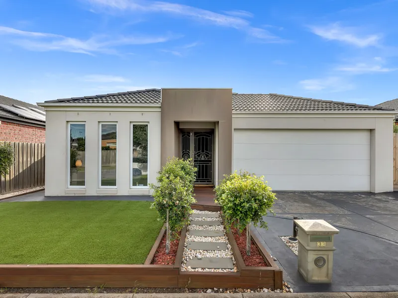 Walking Distance to Featherbrook College and Shopping Centre !!