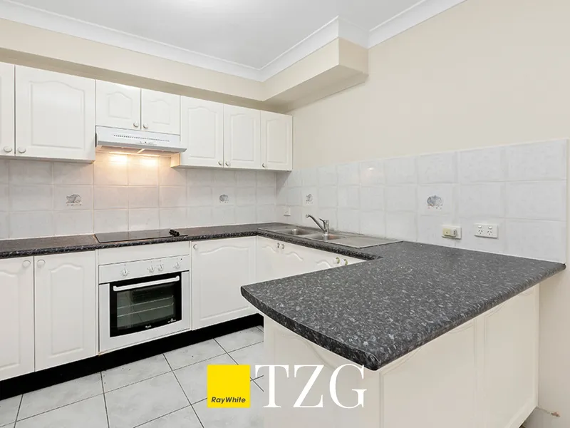 SPACIOUS THREE BEDROOM UNIT IN CONVENIENT LOCATION