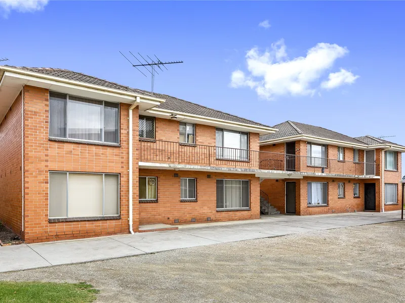 Central And Spacious One Bedroom In The Heart of Mentone