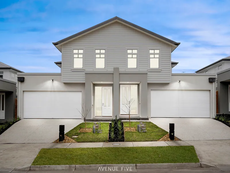 Hamptons Style Townhouse in Convenient Park Front Location