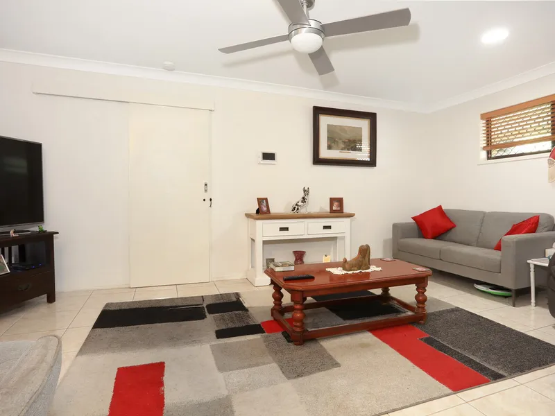 Spacious Duplex….Walk to Water! Room For A Caravan Or Boat