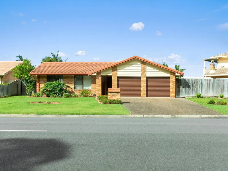 Renovated waterfront home in great position!!