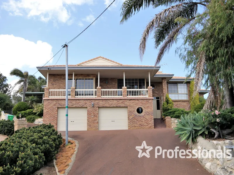 Impressive Home on the Hill - Estuary Views!