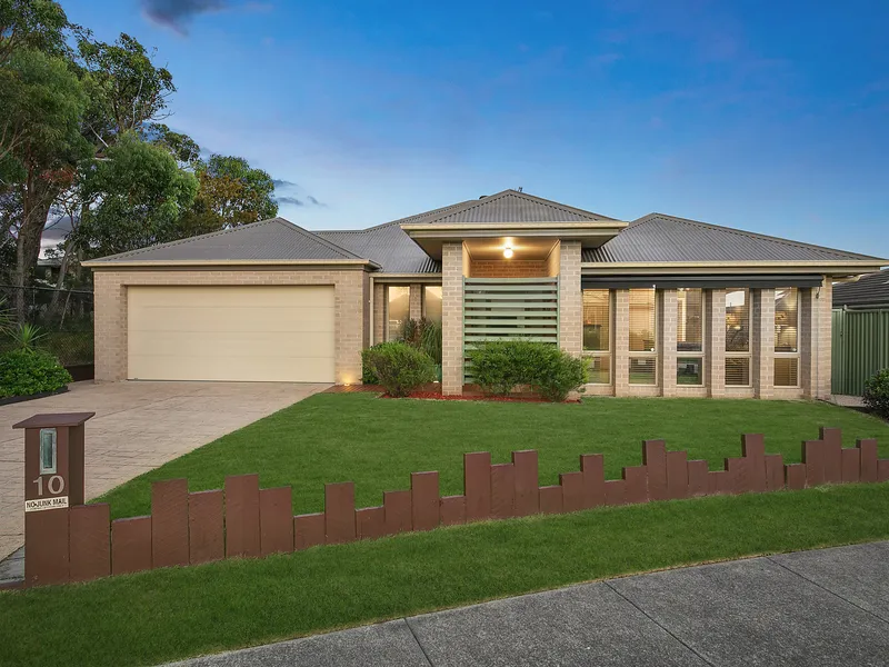 Deluxe family entertainer in desirable locale 