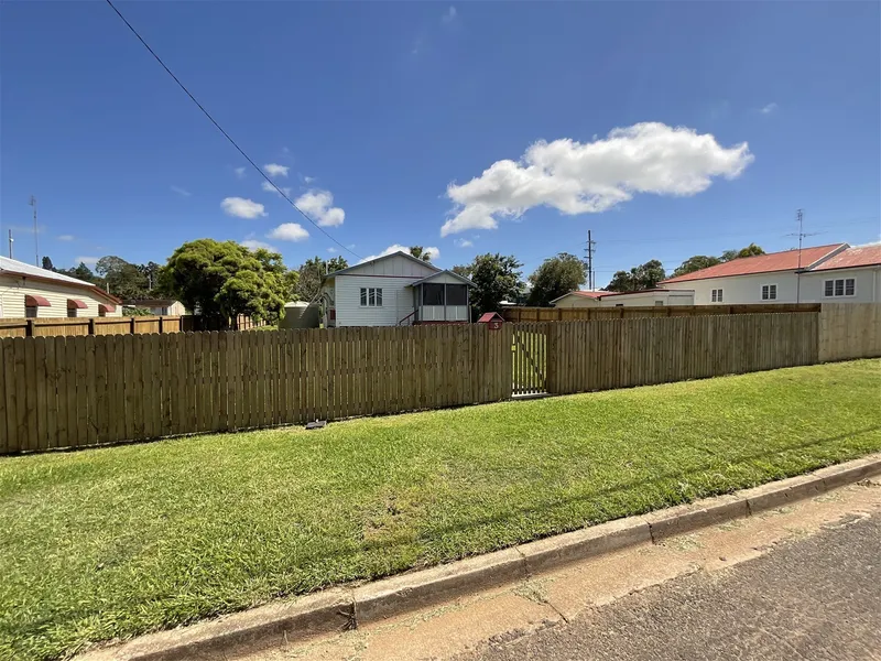 Private 3 Bedroom Queenslander close to town.