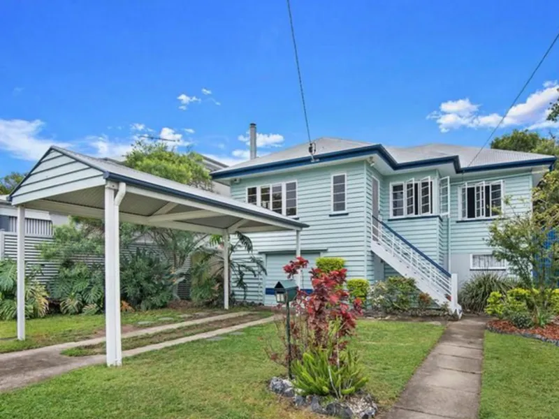 FABULOUS FAMILY HOME WITH POOL!!