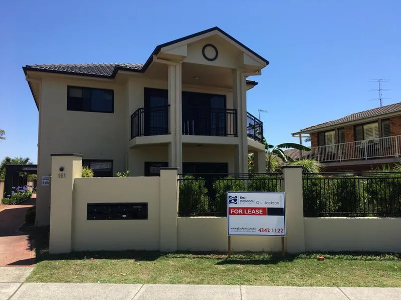 Well presented stylish 1st Floor Apartment in Sunny Ettalong Beach