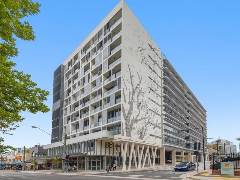 Larger Studio in Central Location