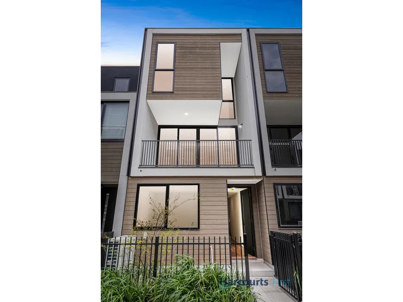 Extra large townhome in Springvale Central
