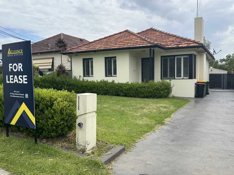 CHARMING HOME IN GREAT LOCATION