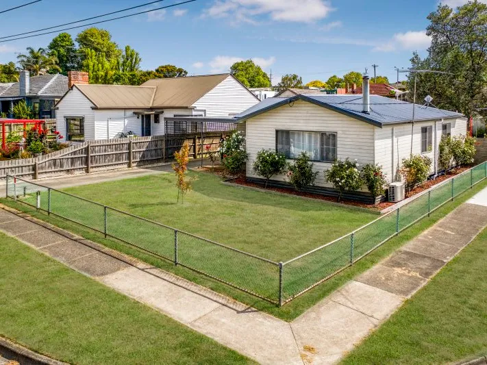 FAMILY HOME IN THE HILLS!