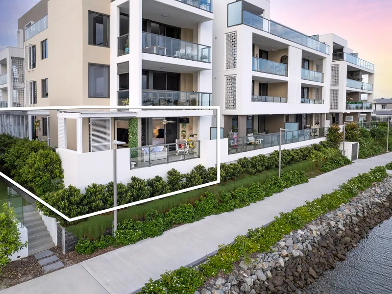 Elegant Hamptons Style Waterfront Apartment