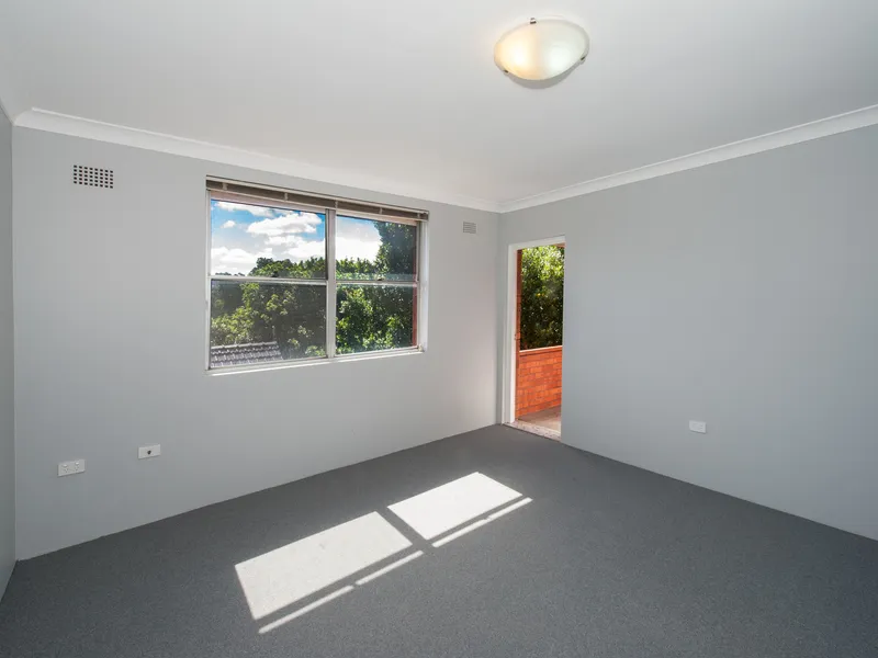 Sunny top floor 2 bedroom apartment