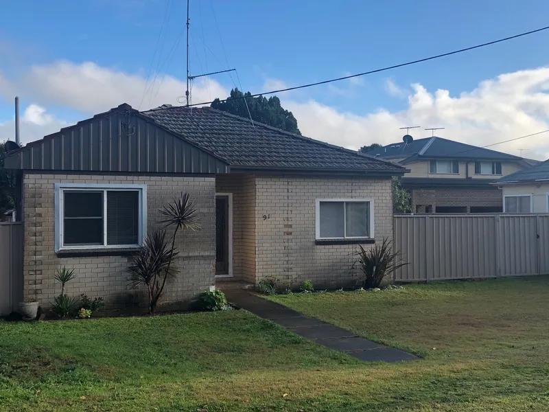 Quaint Cottage on Big Block! CBD!!!