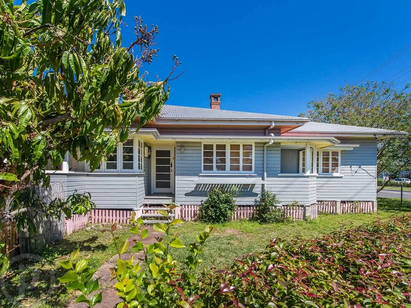 Freshly Painted 4 Bedroom Duplex (semi detached house) - Great Location!