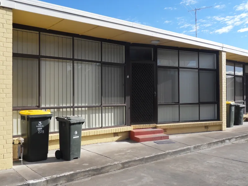 STYLISH UNIT ON THE WATER