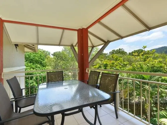 TOP FLOOR AT THE LAKES WITH TROPICAL VIEWS